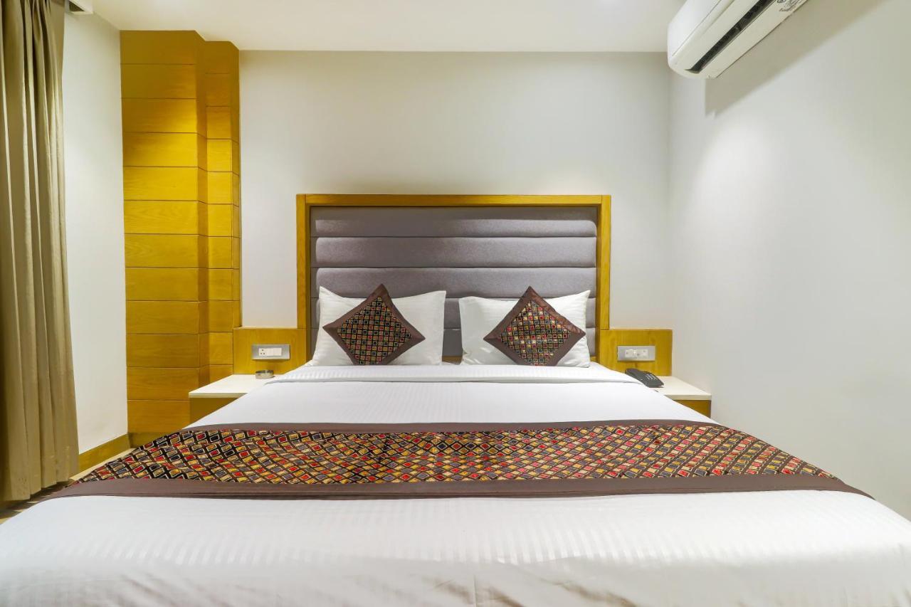 Hotel Bricks, Karol Bagh, New Delhi Экстерьер фото